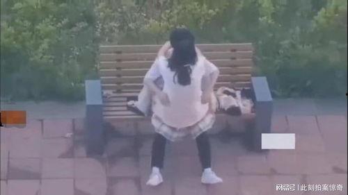 学生情侣吃瓜,揭秘校园爱情那些事儿