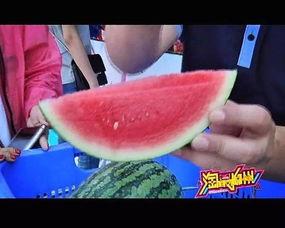阿婆让游客吃瓜